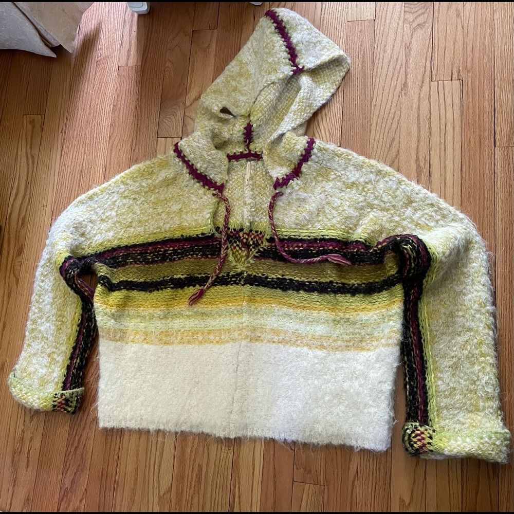 Free People Beautiful Condition, oversized soft cozy sweater!!